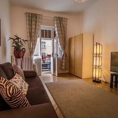 Lovely Flat Near The Danube شقة *