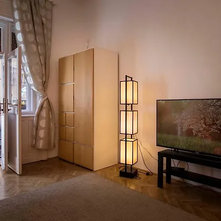 Lovely Flat Near The Danube شقة *